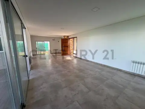 Casa en Alquiler con 2 cocheras