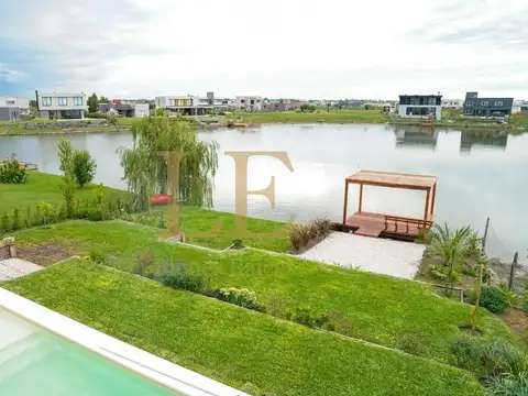 Casa 6 ambientes con 4 baños