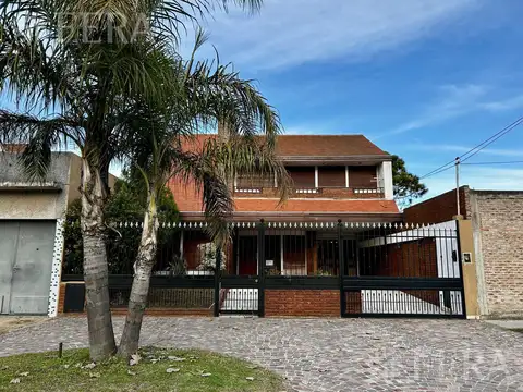 Venta casa 6 ambientes con cochera, fondo piscina y quincho en Wilde