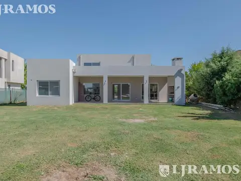 Casa 4 ambientes con 3 baños