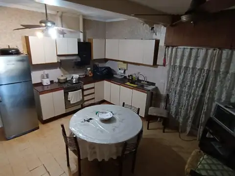 Casa 6 ambientes con 2 baños