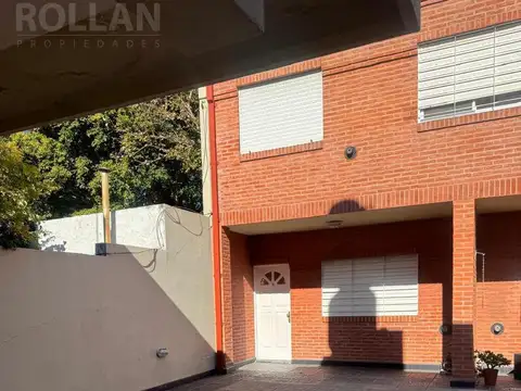 ALUILER DUPLEX EN 2 PLANTAS 4 AMBIENTES CON COCHERA Y PORTON AUTOMATIZADO EN CARAPACHAY