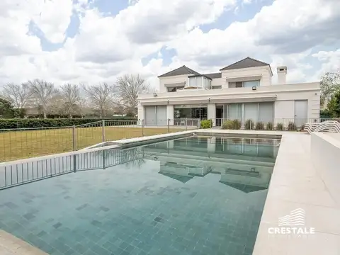 Venta / Permuta - Casa 4 dormitorios con vista a la cancha de golf - Kentucky, Funes.