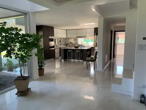 Casa 6 ambientes con 5 baños