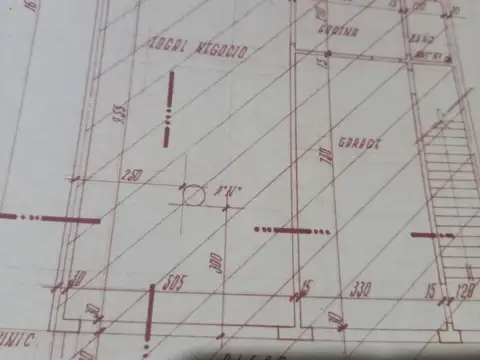 Galpon de 335 Mtrs.2 de excelente altura. Zona  Industrial