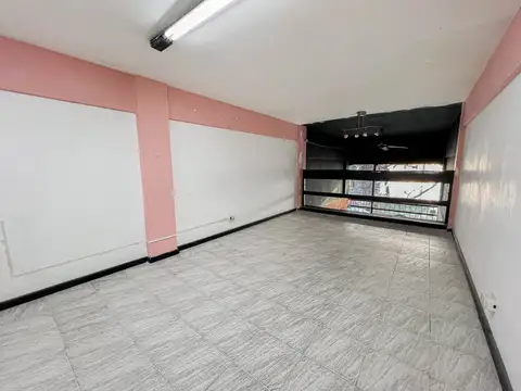 Local + espacio para auto descubierto- Salta y Rivadavia