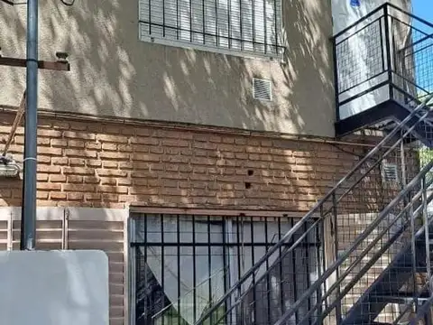 Departamento en planta alta. Acepta permuta