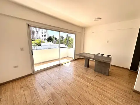 Departamento al frente con balcón - Zona 45 y 17