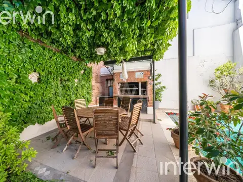 Casa en Venta - 5 ambientes - 2 cocheras - Jardín - Piscina - Parrilla - Villa Devoto