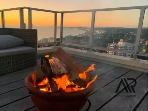 Apartamento en venta de 4 dormitorios c/ cochera en Playa Mansa