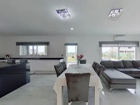 Casa 5 ambientes con 5 baños