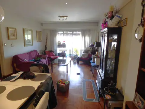 Venta de amplio departamento de 3 ambientes al frente con balcón, cocina comedor