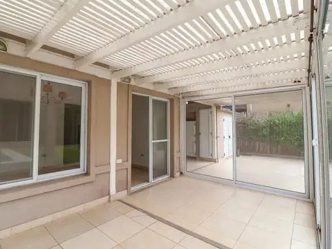 Casa 6 ambientes con 2 baños