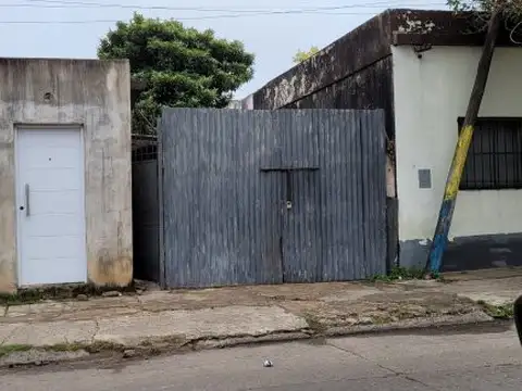 TERRENO SEMICUBIERTO CON CHAPAS Y PEQUEÑO LOCAL. MOLINA 1800