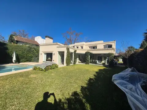 Casa 6 ambientes con 4 baños