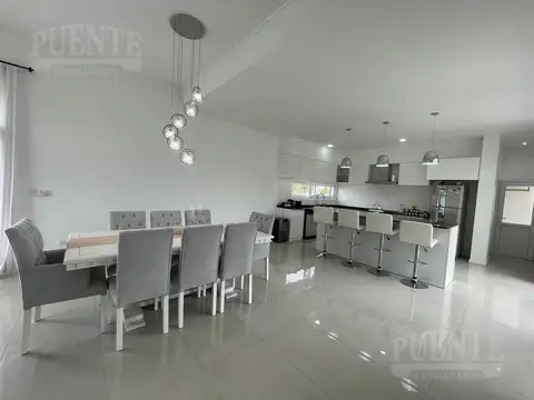 Casa 5 ambientes con 4 baños