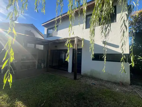 OPORTUNIDAD! VENTA CASA MODERNA 3 AMBIENTES COUNTRY RODA QUINCHO JARDIN PARRILLA
