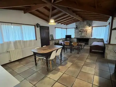 IMPECABLE CASA DE ESTILO EN ACANTILADOS CON PARQUE Y PILETA.