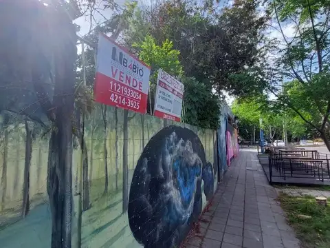 EXCELENTE LOCAL EN ESQUINA + CASA 4 AMBIENTES
