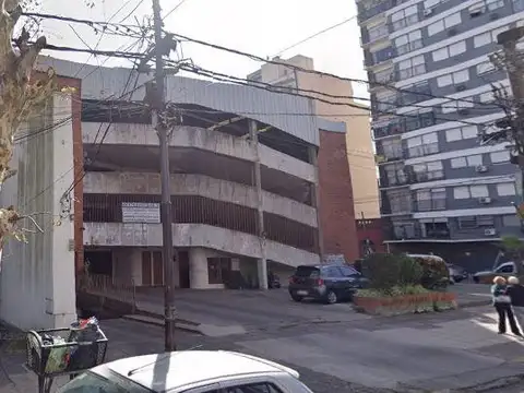 Cochera Cubierta en Primer Piso en el centro de Lanús