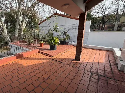 Impecable Casa 4 Amb Distribuida en 2 Plantas con 174 m² Cub. y Cochera