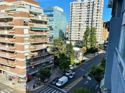 Luminosa oficina de dos ambientes en alquiler con vista abierta en Olivos, Vicente López.