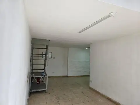 Local de 30 mt.Entrepiso de 22 mts.con renta.s/avda