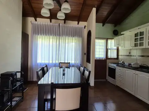 Casa 4 ambientes con 2 baños