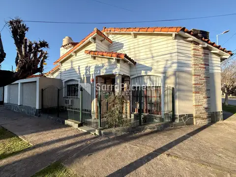 Venta Casa Lote Propio en Esquina de 3 ambientes con cochera y patio en Haedo.