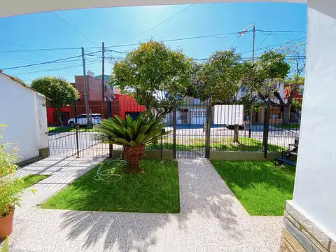 Casa en Venta con 3 cocheras