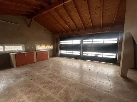 Casa en Alquiler con 2 cocheras