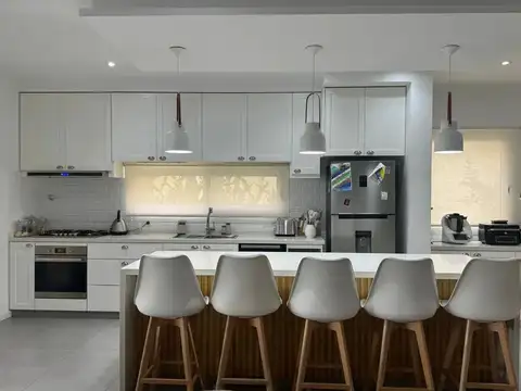 Casa en Alquiler con 2 cocheras