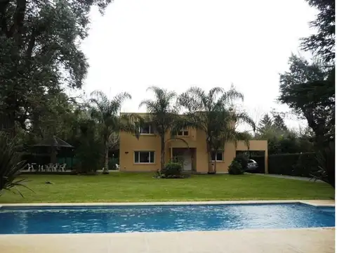 Excelente casa edificada en 2 plantas, en Barrio Privado.