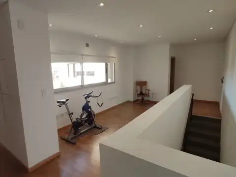 Casa en Venta con 3 cocheras