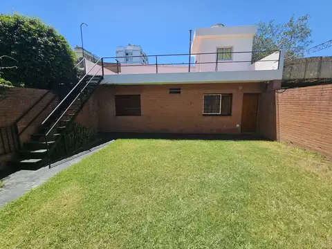 Casa 8 ambientes con 2 baños