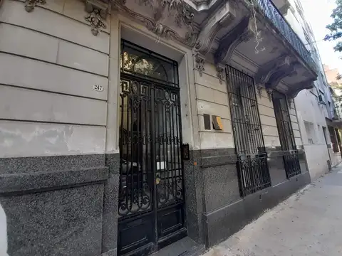 EXCELENTE PH AL FRENTE-DOBLE VENTANAL CON REJA DE ESTILO-LAV