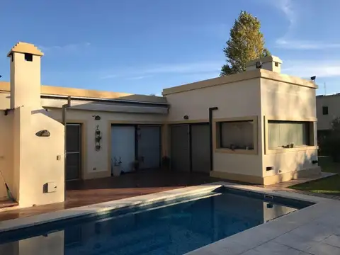 Casa  En Alquiler Ubicado En La Cañada De Pilar, 15