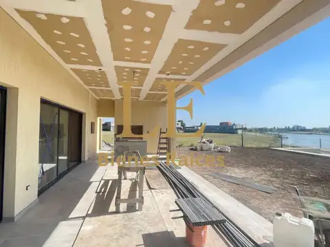 Casa en Venta con 4 cocheras