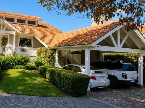 EXCELENTE CASA EN COUNTRY DE 10 AMBIENTES