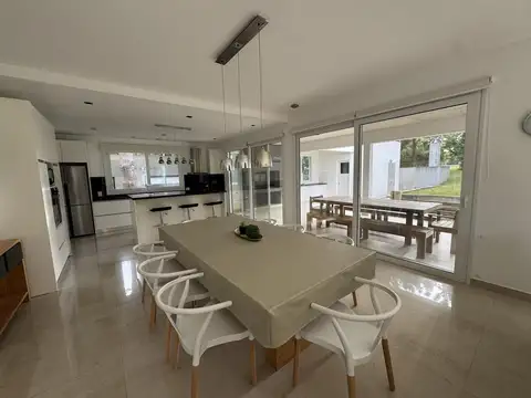 Casa en Venta con 2 cocheras