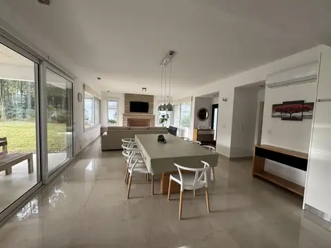 Casa 6 ambientes con 4 baños
