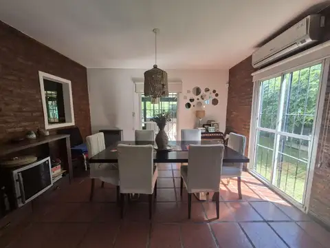 Casa 4 ambientes con 2 baños