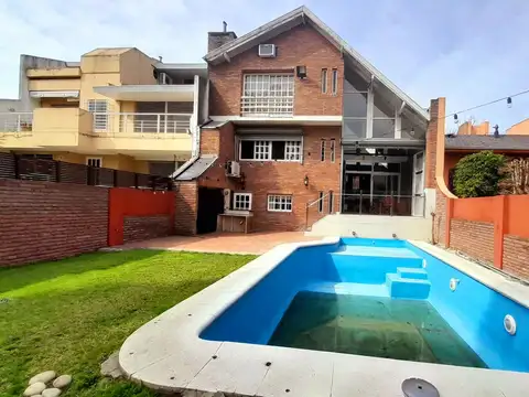 Sólido Chalet 5 amb Reciclado -  con gran Jardín y Pileta!
