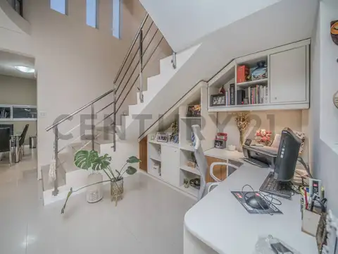Venta Casa 5 ambientes sobre lote propio con pileta | Villa Udaondo – Apto crédi
