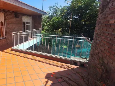 OPORTUNIDAD ! CASA DE 5 AMB. + GALPON * MUY BUENA UBICACION