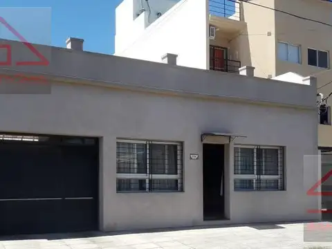 Casa en PB estilo minimalista 4 amcon 2 baños , cochera cubierta y pasante fondo lote 10.39 x 45 mts