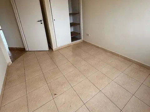 DEPARTAMENTO 3 AMBIENTES EN 2DO  PISO POR ESCALERA PROX A ESTACION MALAVER
