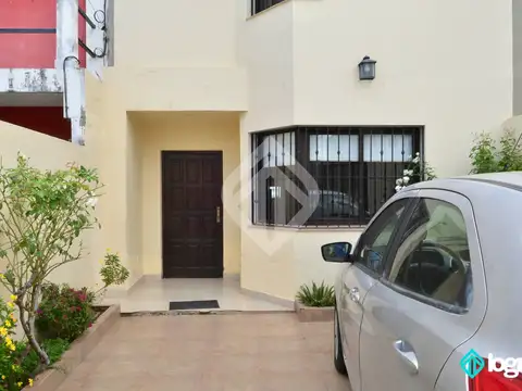 Casa 7 ambientes con 2 baños