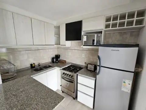 Duplex de dos dormitorios, dos baños, completamente equipado. Con cochera, y amplio jardin