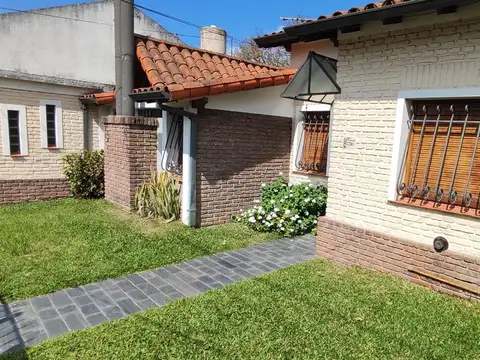 Casa en VENTA de 3 ambientes, garaje, jardín con parrilla